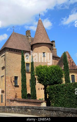 Le château de Belvès, en Dordogne, dans le sud-ouest de la France, date du 14th siècle. Ce qui est inhabituel, c'est qu'il est dans la ville plutôt qu'à l'extérieur. Banque D'Images