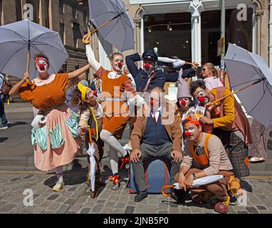 Royal Mile, Édimbourg, Écosse, Royaume-Uni. 10th août 2022. Festival d'Édimbourg Fringe 6th jour sur High Street. La température a augmenté à 27 degrés centigrades pendant la journée pour les foules sur le Royal Mile. Photo : membres de la troupe de Roumanie, la gare de Clown. Théâtre Luceafarul de Iasi, Roumanie. St Columba's à côté du château-Hall. Credit: ArchWhite/alamy Live news. Banque D'Images