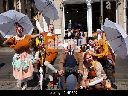 Royal Mile, Édimbourg, Écosse, Royaume-Uni. 10th août 2022. Festival d'Édimbourg Fringe 6th jour sur High Street. La température a augmenté à 27 degrés centigrades pendant la journée pour les foules sur le Royal Mile. Photo : membres de la troupe de Roumanie, la gare de Clown. Théâtre Luceafarul de Iasi, Roumanie. St Columba's à côté du château-Hall. Credit: ArchWhite/alamy Live news. Banque D'Images