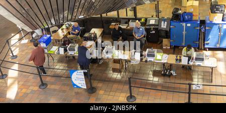 Miami, États-Unis. 10th août 2022. Les électeurs de Miami sont enregistrés et reçoivent des bulletins de vote par des employés du bureau de vote au Stephen P. Clark Government Centre de Miami, en Floride, mercredi, à 10 août 2022. Le vote par anticipation pour l'élection primaire de 23 août 2022 a commencé lundi dans les comtés de Miami et de Palm Beach, à 8 août 2022. Photo de Gary I Rothstein/UPI crédit: UPI/Alay Live News Banque D'Images