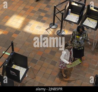 Miami, États-Unis. 10th août 2022. Les électeurs de Miami remplissent les bulletins de vote au Stephen P. Clark Government Centre à Miami, en Floride, mercredi, à 10 août 2022. Le vote par anticipation pour l'élection primaire de 23 août 2022 a commencé lundi dans les comtés de Miami et de Palm Beach, à 8 août 2022. Photo de Gary I Rothstein/UPI crédit: UPI/Alay Live News Banque D'Images