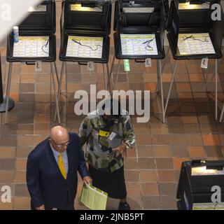 Miami, États-Unis. 10th août 2022. Les électeurs de Miami remplissent les bulletins de vote au Stephen P. Clark Government Centre à Miami, en Floride, mercredi, à 10 août 2022. Le vote par anticipation pour l'élection primaire de 23 août 2022 a commencé lundi dans les comtés de Miami et de Palm Beach, à 8 août 2022. Photo de Gary I Rothstein/UPI crédit: UPI/Alay Live News Banque D'Images