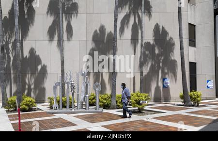 Miami, États-Unis. 10th août 2022. Un électeur de Miami existe le Stephen P. Clark Government Centre à Miami, en Floride, mercredi, à 10 août 2022. Le vote par anticipation pour l'élection primaire de 23 août 2022 a commencé lundi dans les comtés de Miami et de Palm Beach, à 8 août 2022. Photo de Gary I Rothstein/UPI crédit: UPI/Alay Live News Banque D'Images