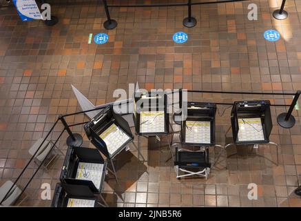 Miami, États-Unis. 10th août 2022. Cabines de vote pour les électeurs de Miami à utiliser pour remplir les bulletins de vote au Stephen P. Clark Government Centre de Miami, Floride, mercredi, 10 août 2022. Le vote par anticipation pour l'élection primaire de 23 août 2022 a commencé lundi dans les comtés de Miami et de Palm Beach, à 8 août 2022. Photo de Gary I Rothstein/UPI crédit: UPI/Alay Live News Banque D'Images