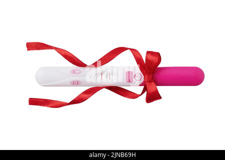 Test de grossesse positif rose avec ruban rouge isolé sur fond blanc. Résultat positif du test de grossesse. Banque D'Images