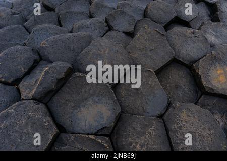 Vue détaillée des colonnes de roche en basalte de l'hexagone volcanique de la chaussée des géants en Irlande du Nord Banque D'Images