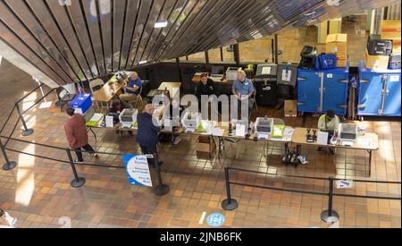 Miami, États-Unis. 10th août 2022. Les électeurs de Miami sont enregistrés et reçoivent des bulletins de vote par des employés du bureau de vote au Stephen P. Clark Government Centre de Miami, en Floride, mercredi, à 10 août 2022. Le vote par anticipation pour l'élection primaire de 23 août 2022 a commencé lundi dans les comtés de Miami et de Palm Beach, à 8 août 2022. Photo de Gary I Rothstein/UPI crédit: UPI/Alay Live News Banque D'Images