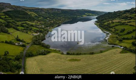 Une vue panoramique sur le paysage aérien de Glencar Lough en Irlande occidentale Banque D'Images