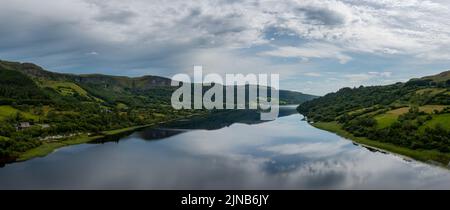 Une vue panoramique sur le paysage aérien de Glencar Lough en Irlande occidentale Banque D'Images