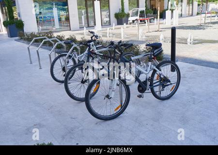 TIVAT, MONTÉNÉGRO - 15 JUILLET 2021 : vélos garés dans un parking spécial Banque D'Images