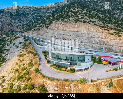 Vue panoramique aérienne sur l'autoroute Moreas au mont Artemisio. A7 commence juste à l'ouest de l'isthme de Corinthe, en partant de la route nationale grecque 8 Banque D'Images