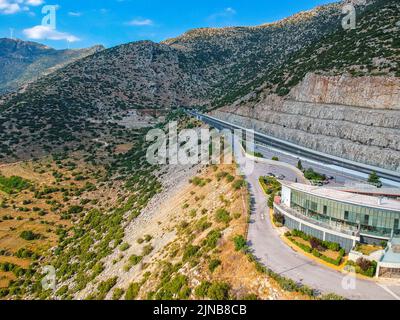 Vue panoramique aérienne sur l'autoroute Moreas au mont Artemisio. A7 commence juste à l'ouest de l'isthme de Corinthe, en partant de la route nationale grecque 8 Banque D'Images