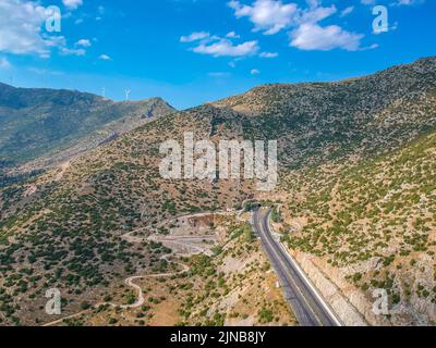 Vue panoramique aérienne sur l'autoroute Moreas au mont Artemisio. A7 commence juste à l'ouest de l'isthme de Corinthe, en partant de la route nationale grecque 8 Banque D'Images