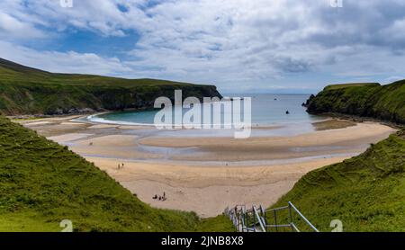 Une vue sur la magnifique Silver Strand et la baie de fer à cheval à Malin Beg sur la voie de l'Atlantique sauvage de l'Irlande Banque D'Images