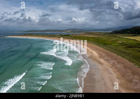 Vue panoramique sur la plage de sable doré et les eaux turquoises de la plage de Narin-Portnoo Banque D'Images