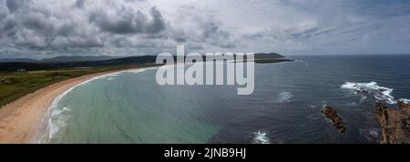 Vue panoramique sur la plage de sable doré et les eaux turquoises de la plage de Narin-Portnoo Banque D'Images