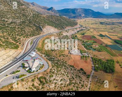 Vue panoramique aérienne sur l'autoroute Moreas au mont Artemisio. A7 commence juste à l'ouest de l'isthme de Corinthe, en partant de la route nationale grecque 8 Banque D'Images