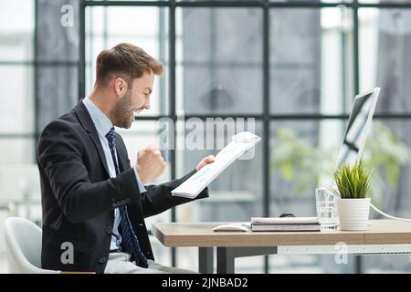drôle employé de sexe masculin ont le plaisir de jouer gagnant dans le bureau moderne Banque D'Images