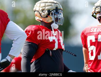 Santa Clara, États-Unis. 07th août 2022. SANTA CLARA, CALIFORNIE - 07 AOÛT : San Francisco 49ers' Spencer Burford (74) se tient sur le terrain pendant le camp d'entraînement au stade Levi's à Santa Clara, en Californie, le dimanche 7 août 2022. (Photo de Nhat V. Meyer/The Mercury News/TNS/Sipa USA) crédit: SIPA USA/Alay Live News Banque D'Images