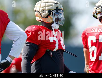 Santa Clara, États-Unis. 07th août 2022. San Francisco 49ers' Spencer Burford (74) se tient sur le terrain pendant le camp d'entraînement au stade Levi's à Santa Clara, Californie, le dimanche 7 août 2022. (Photo de Nhat V. Meyer/Bay Area News Group/TNS/Sipa USA) crédit: SIPA USA/Alay Live News Banque D'Images