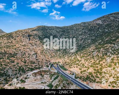 Vue panoramique aérienne sur l'autoroute Moreas au mont Artemisio. A7 commence juste à l'ouest de l'isthme de Corinthe, en partant de la route nationale grecque 8 Banque D'Images