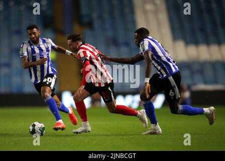 Sylla Sow de Sheffield Wednesday, Patrick Roberts de Sunderland et Dominic Iorfa (gauche-droite) de Sheffield Wednesday se battent pour le ballon pendant la Carabao Cup, premier match à Hillsborough, Sheffield. Date de la photo: Mercredi 10 août 2022. Banque D'Images