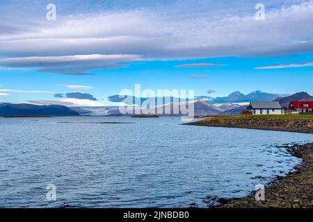 La petite ville portuaire de Höfn en Islande avec une vue magnifique sur le glacier en octobre Banque D'Images