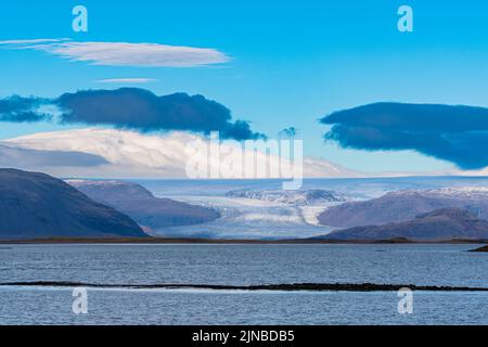 La petite ville portuaire de Höfn en Islande avec une vue magnifique sur le glacier en octobre Banque D'Images