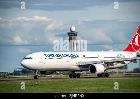 Aéroport d'Amsterdam Shiphol, Polderbaan, l'une des 6 pistes, contrôle aérien de tour, TC-JOH Turkish Airlines Airbus A330-300, décollage, Banque D'Images