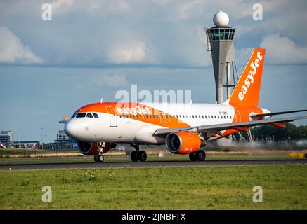 Aéroport d'Amsterdam Shiphol, Polderbaan, l'une des 6 pistes, contrôle aérien de la tour, G-EZFI easyJet Airbus A319-100, Banque D'Images
