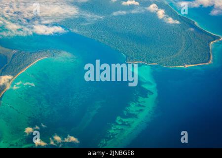 Vue aérienne de l'île de Saona avec récifs et plages, République dominicaine Banque D'Images