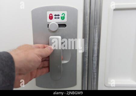 Bouton de verrouillage de porte pour toilettes sur l'avion Banque D'Images