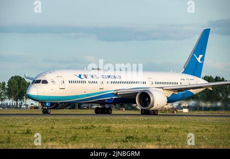 Aéroport d'Amsterdam Shiphol, Polderbaan, l'une des 6 pistes, sur le taxi pour le décollage, B-7836, Xiamen Airlines Boeing 787-9 Dreamliner. Banque D'Images