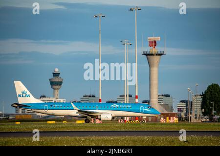 Aéroport d'Amsterdam Shiphol, Polderbaan, l'une des 6 pistes, contrôle aérien de la tour, sur le taxi pour le décollage, pH-EZG, KLM Cityhopper Embraer ERJ-190 Banque D'Images