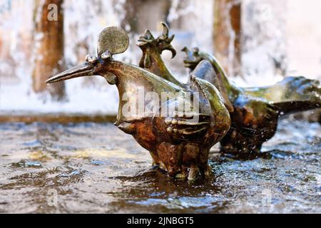 Neustadt an der Weinstrasse, Allemagne - août 2022 : sculpture à la fontaine 'Elwedritsche Brunnen'. Elwedritsche est un mélange mythique de poulets Banque D'Images