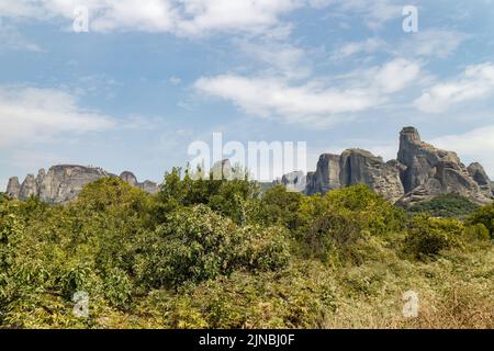 Météores - massif de grès et de roches conglomérées dans le centre de la Grèce à l'extrémité nord-ouest de la plaine thessalie près de la ville de Kalambaka avec Banque D'Images