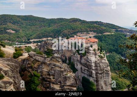 Météores - massif de grès et de roches conglomérées dans le centre de la Grèce à l'extrémité nord-ouest de la plaine thessalie près de la ville de Kalambaka avec Banque D'Images