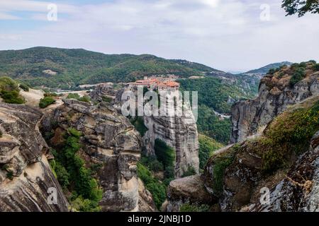 Météores - massif de grès et de roches conglomérées dans le centre de la Grèce à l'extrémité nord-ouest de la plaine thessalie près de la ville de Kalambaka avec Banque D'Images