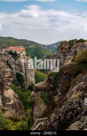 Météores - massif de grès et de roches conglomérées dans le centre de la Grèce à l'extrémité nord-ouest de la plaine thessalie près de la ville de Kalambaka avec Banque D'Images
