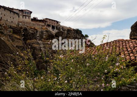 Météores - massif de grès et de roches conglomérées dans le centre de la Grèce à l'extrémité nord-ouest de la plaine thessalie près de la ville de Kalambaka avec Banque D'Images