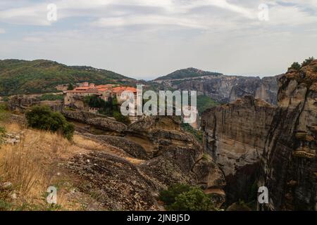 Météores - massif de grès et de roches conglomérées dans le centre de la Grèce à l'extrémité nord-ouest de la plaine thessalie près de la ville de Kalambaka avec Banque D'Images