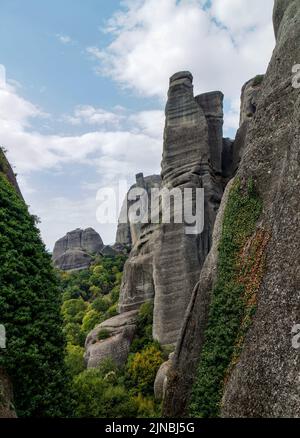 Météores - massif de grès et de roches conglomérées dans le centre de la Grèce à l'extrémité nord-ouest de la plaine thessalie près de la ville de Kalambaka avec Banque D'Images