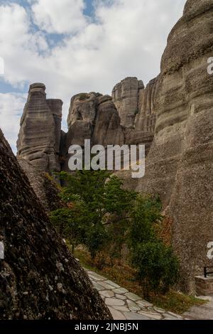 Météores - massif de grès et de roches conglomérées dans le centre de la Grèce à l'extrémité nord-ouest de la plaine thessalie près de la ville de Kalambaka avec Banque D'Images