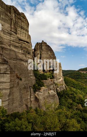 Météores - massif de grès et de roches conglomérées dans le centre de la Grèce à l'extrémité nord-ouest de la plaine thessalie près de la ville de Kalambaka avec Banque D'Images