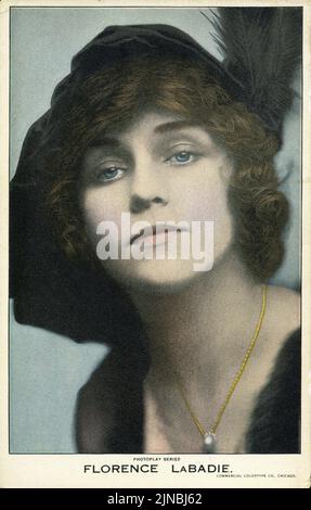 Portrait coloré vintage de l'actrice Florence Labadie pour carte postale vers 1920s Banque D'Images