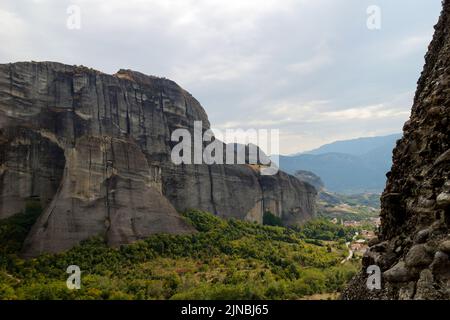 Météores - massif de grès et de roches conglomérées dans le centre de la Grèce à l'extrémité nord-ouest de la plaine thessalie près de la ville de Kalambaka avec Banque D'Images