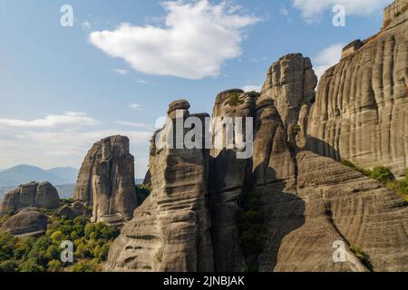 Météores - massif de grès et de roches conglomérées dans le centre de la Grèce à l'extrémité nord-ouest de la plaine thessalie près de la ville de Kalambaka avec Banque D'Images