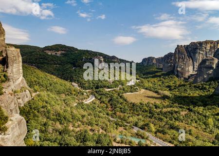 Météores - massif de grès et de roches conglomérées dans le centre de la Grèce à l'extrémité nord-ouest de la plaine thessalie près de la ville de Kalambaka avec Banque D'Images