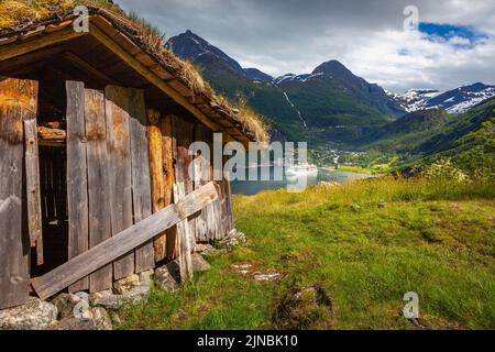 Village de fjord Geiranger dans More og Romsdal au ciel spectaculaire, Norvège, Europe du Nord Banque D'Images