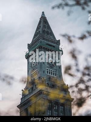 Un cliché vertical de la Custom House Tower avec des horloges à McKinley Square à Boston Banque D'Images